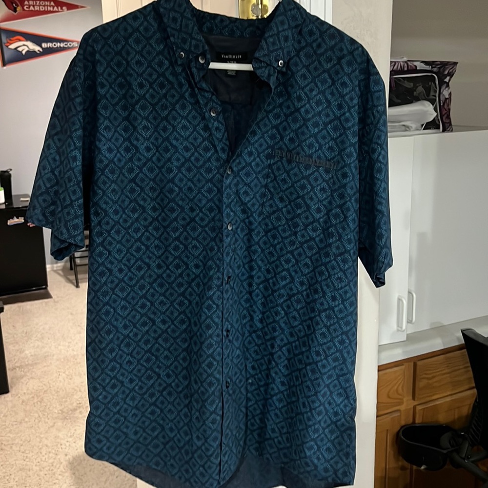 Great button up shirt with pattern!